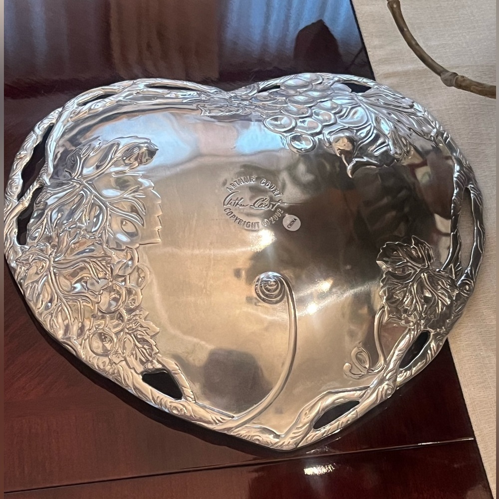 Arthur Court GRAPE HEART SHAPED COUPÉ SERVING TRAY WITH GRAPEVINE MOTIF 9.5”X 10 - Picture 6 of 11